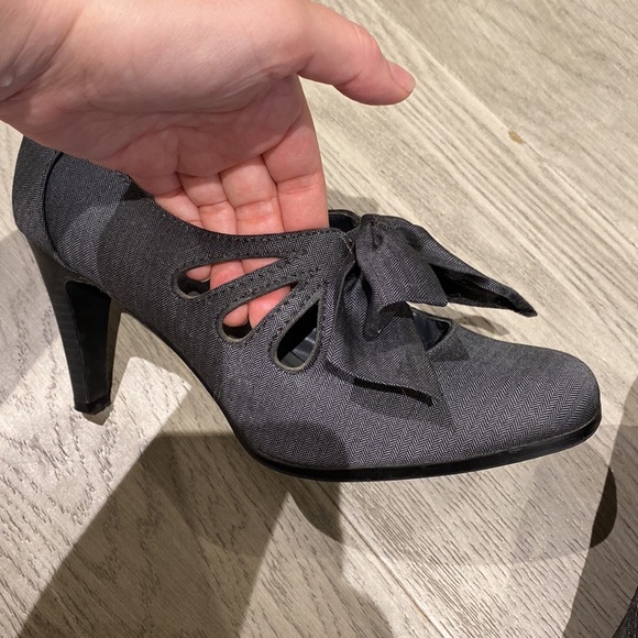 Ann Marino | Gray Bow & Cut Out Heels | Size 7.5 - Picture 4 of 5